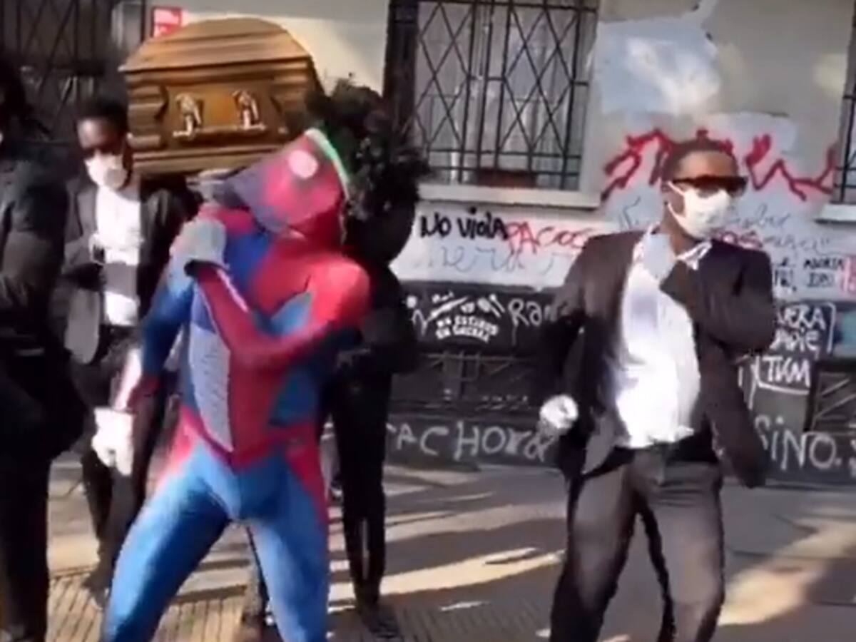 «Estúpido y sensual Spiderman» salió con los protagonistas del viral del ataúd para llamar al uso de mascarillas
