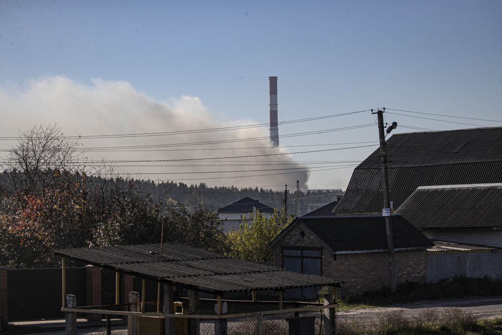 Humo se levanta luego de un ataque de Rusia sobre una instalación en Kiev