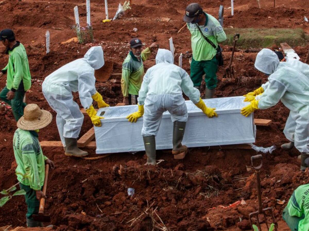 Autoridades en Indonesia condenaron a ocho personas a cavar tumbas para víctimas del Covid-19 por no usar mascarillas