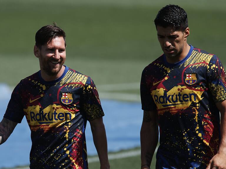 Lionel Messi and Luis Suarez of Barcelona during the warm-up before the Liga match between Deportivo Alaves and FC Barcelona at Estadio de Mendizorroza on July 19, 2020 in Vitoria-Gasteiz, Spain. (Photo by Jose Breton/Pics Action/NurPhoto via Getty Images)