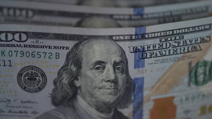 Dólar cierra con su mayor alza diaria desde abril: ¿Cómo afectará a los combustibles?