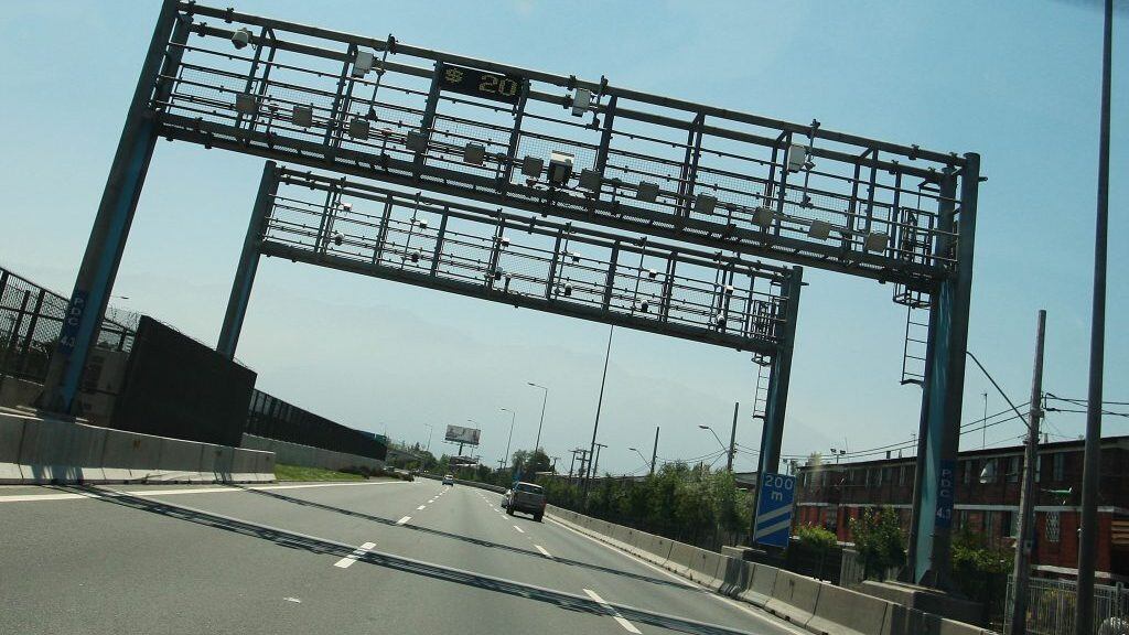 27 de DICIEMBRE de 2012/SANTIAGO A partir del 1 de Enero, las autopistas urbanas de Santiago, aumentaran sus tarifas en un 6%, el cual ha traido variados reclamos por parte de los usuarios de las autopistas concesionadas capitalinas. FOTO: OSVALDO VILLARROEL / AGENCIAUNO