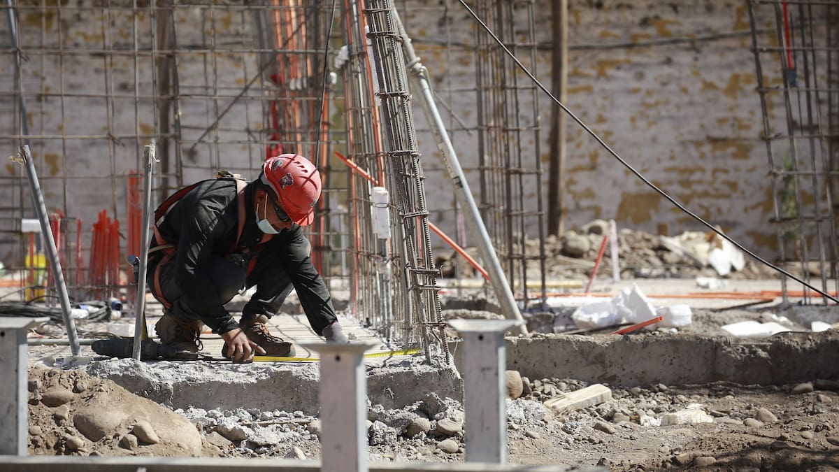 Casi 8 de cada 10 empresas en Chile ya adoptaron este cambio en la jornada laboral, según estudio