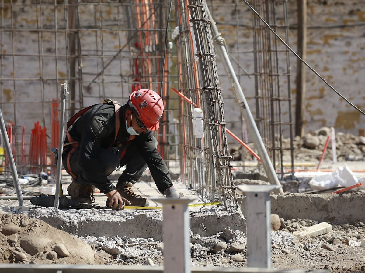 Casi 8 de cada 10 empresas en Chile ya adoptaron este cambio en la jornada laboral, según estudio