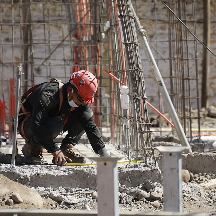 Casi 8 de cada 10 empresas en Chile ya adoptaron este cambio en la jornada laboral, según estudio