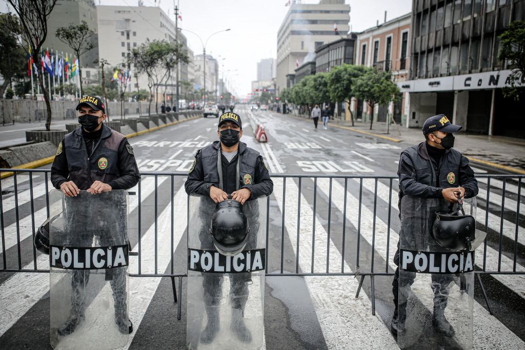 Miembros de la Policía de Perú custodian los alrededores del congreso