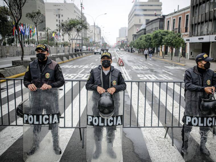 Miembros de la Policía de Perú custodian los alrededores del congreso