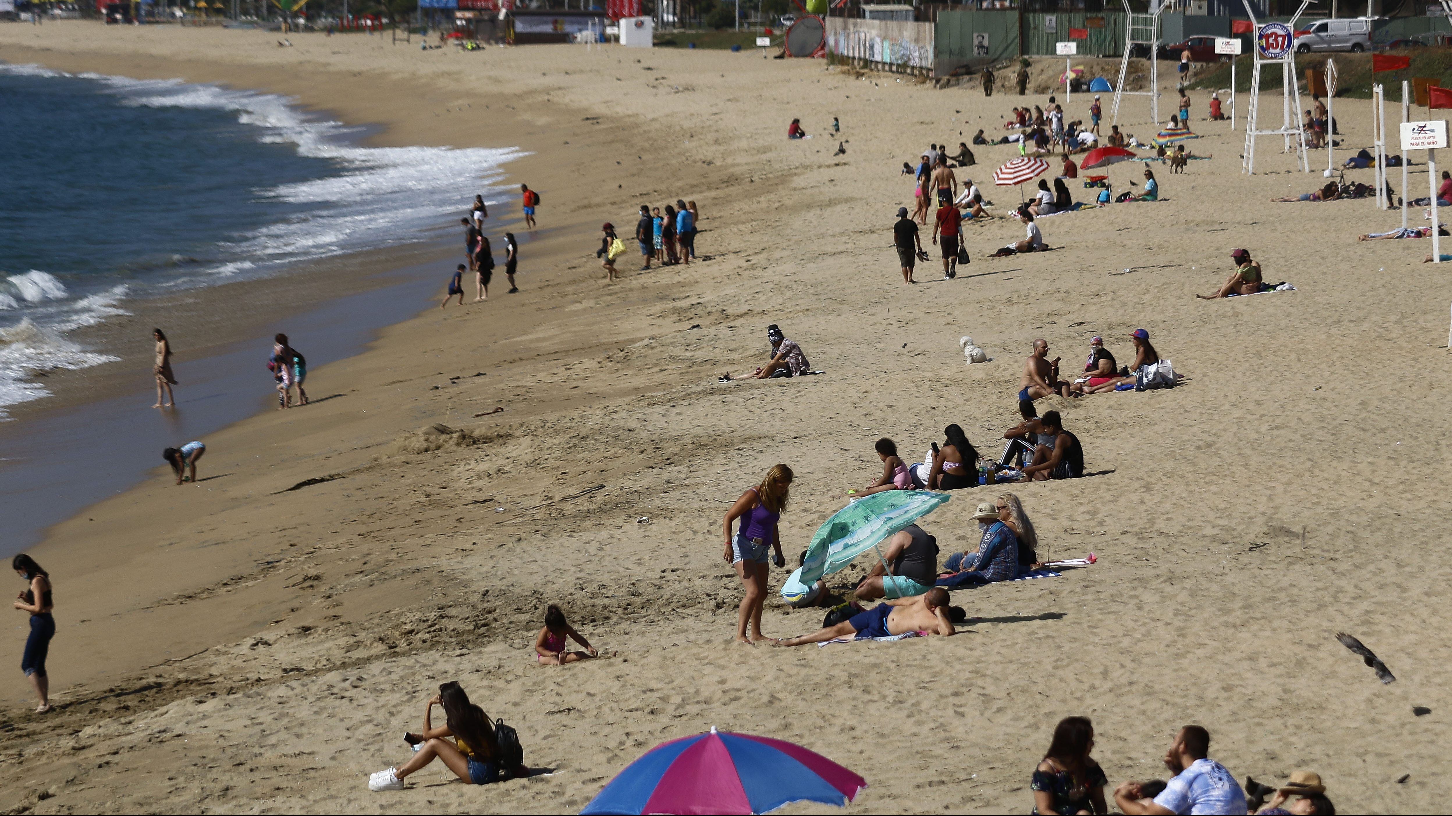 01 DE ENERO DE 2021/VIÑA DEL MARCarabineros realiza fiscalizaciones en la playa de Viña del Mar, debido a la cuarentena por la Fase 2 en el plan Paso a Paso contra el Coronavirus.
FOTO: LEONARDO RUBILAR CHANDIA/AGENCIAUNO