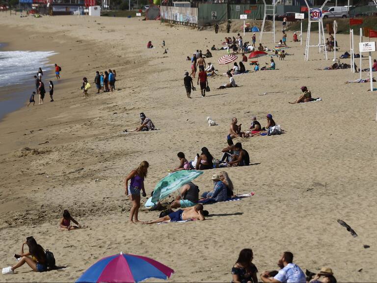 01 DE ENERO DE 2021/VIÑA DEL MARCarabineros realiza fiscalizaciones en la playa de Viña del Mar, debido a la cuarentena por la Fase 2 en el plan Paso a Paso contra el Coronavirus.
FOTO: LEONARDO RUBILAR CHANDIA/AGENCIAUNO