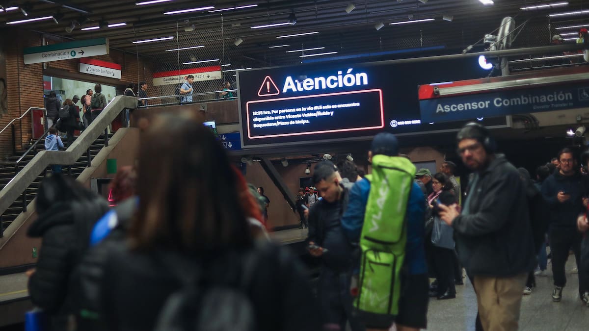 Metro de Santiago anuncia retraso en la frecuencia de trenes en estaciones de Línea 1