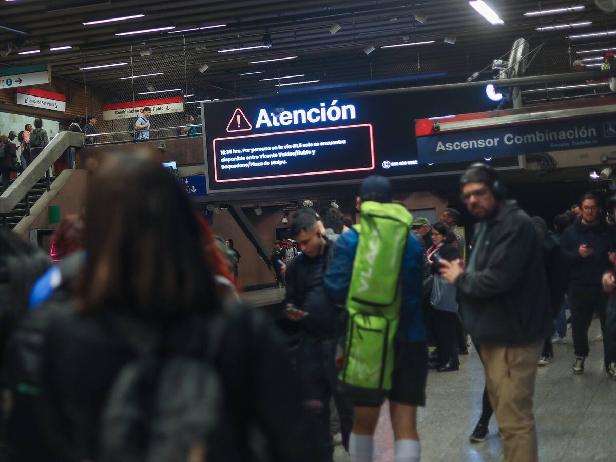 Metro de Santiago anuncia retraso en la frecuencia de trenes en estaciones de Línea 1