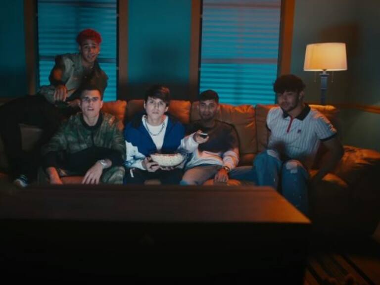 CNCO lanzó el esperado videoclip de «Beso», su sencillo más reciente