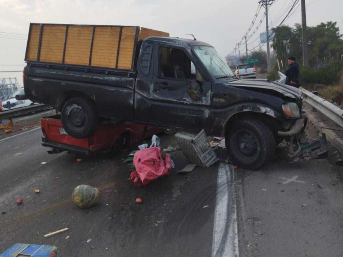Camioneta que transportaba papas y zapallos queda arriba de otro vehículo en Ruta 68: verduras quedaron desparramadas en la vía
