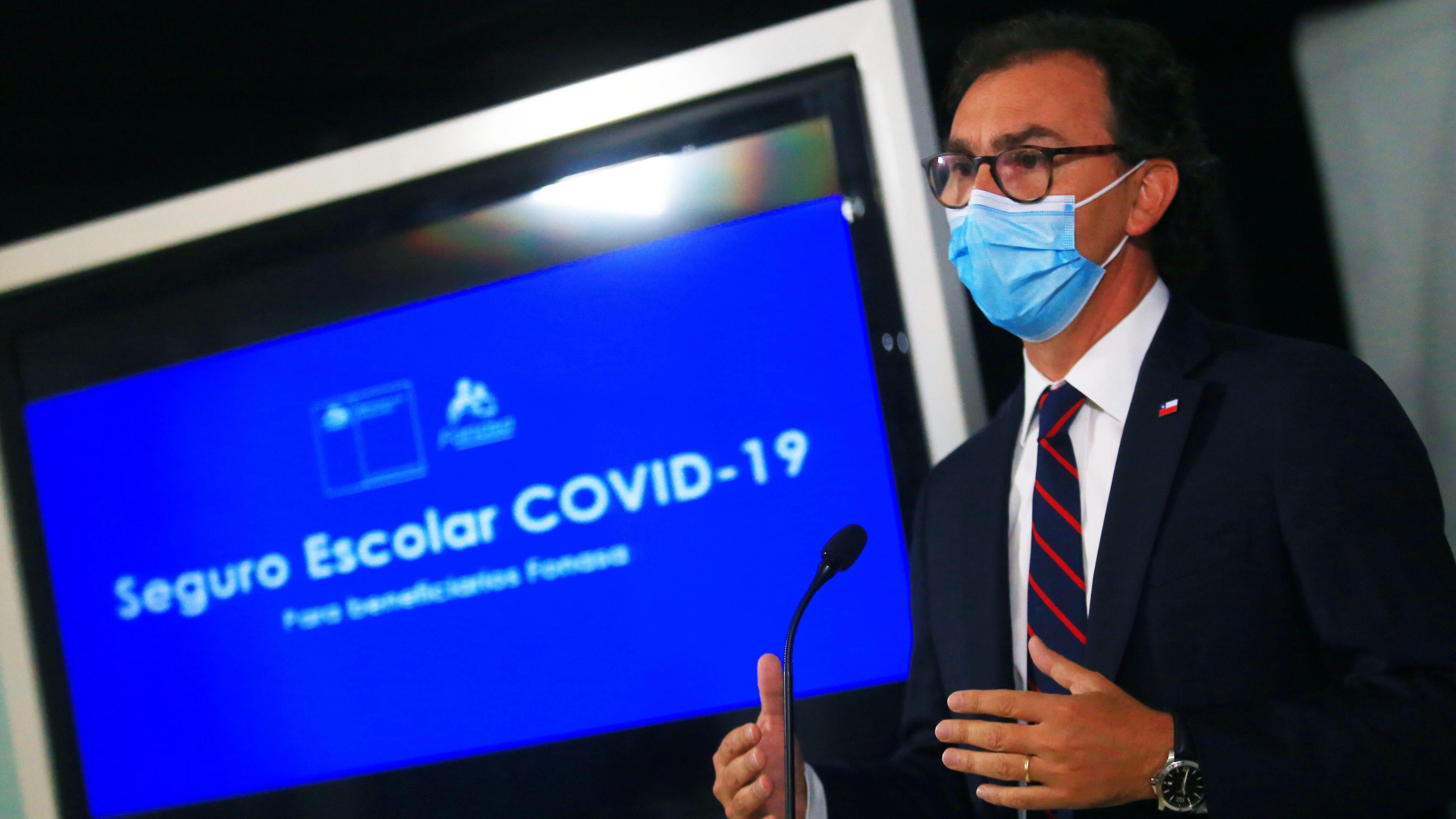 5 de Marzo del 2021/ SANTIAGO
El ministro de Educación Raúl Figueroa, junto al director de Fonasa Marcelo Mosso, durante entrega de detalles del nuevo Seguro Escolar Covid-19 para beneficiarios de Fonasa, en medio de la pandemia de COVID-19.

Fotos: JOSÉ FRANCISCO ZUÑIGA/ AGENCIAUNO
