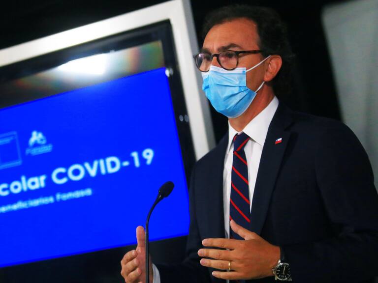 5 de Marzo del 2021/ SANTIAGO
El ministro de Educación Raúl Figueroa, junto al director de Fonasa Marcelo Mosso, durante entrega de detalles del nuevo Seguro Escolar Covid-19 para beneficiarios de Fonasa, en medio de la pandemia de COVID-19.
Fotos: JOSÉ FRANCISCO ZUÑIGA/ AGENCIAUNO