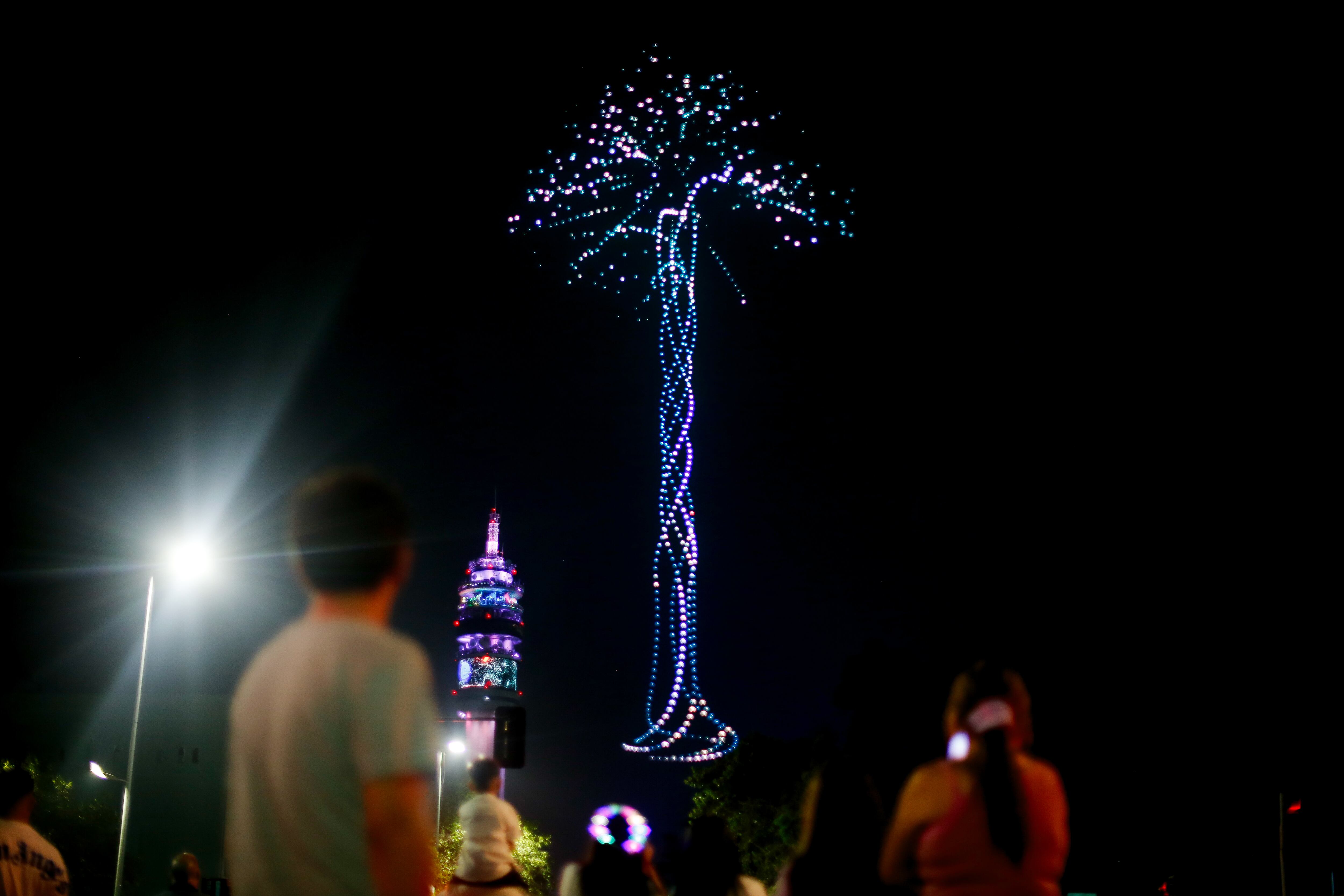 31 de diciembre de 2025/SANTIAGO
Durante la fiesta de año nuevo 2026 en la torre Entel, se realiza un show de drones, previo al espectáculo de fuegos artificiales.
FOTO: HANS SCOTT/AGENCIAUNO