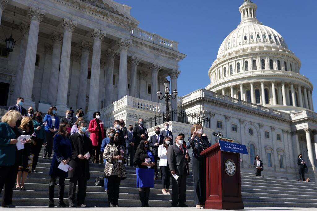 Representantes informan de las actividades en el frontis del Capitolio de EEUU