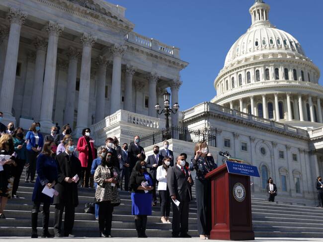 Representantes informan de las actividades en el frontis del Capitolio de EEUU