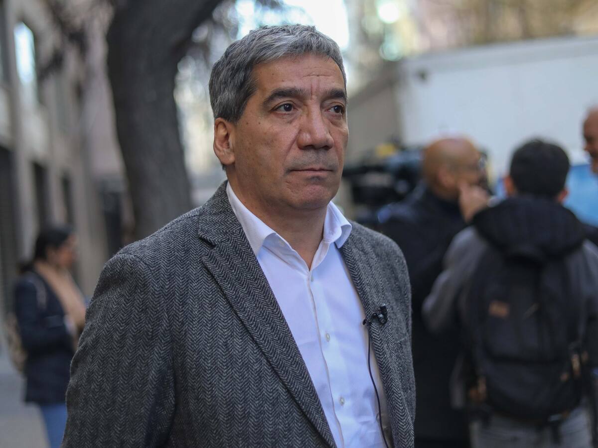 Delegado Gonzalo Durán responde a diputados UDI por uso de polera del “perro matapacos”: “No tiene expresión alguna de ofensa”