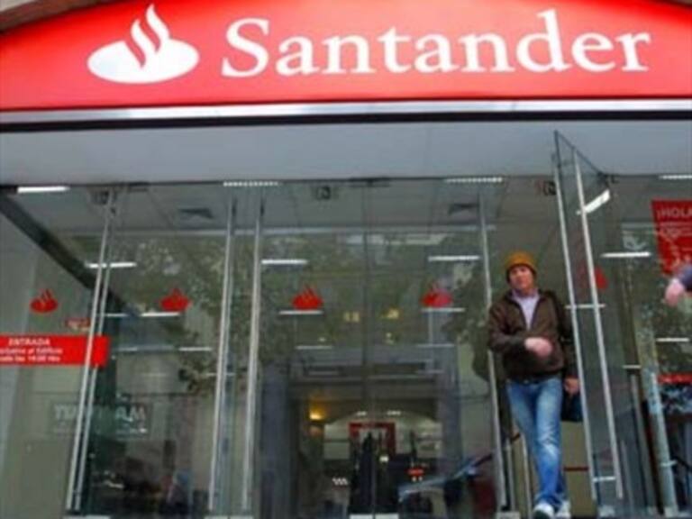 Multan a Banco Santander por infringir ley del consumidor por giros sin permiso del titular