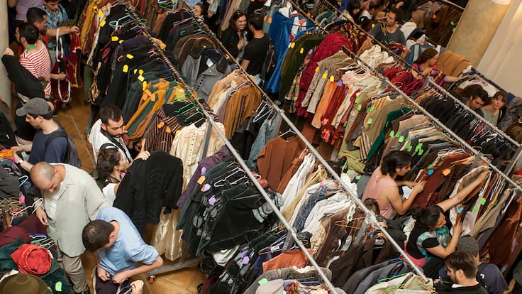 Del escenario al clóset: Teatro Municipal abre venta de vestuario con piezas históricas desde $3 mil
