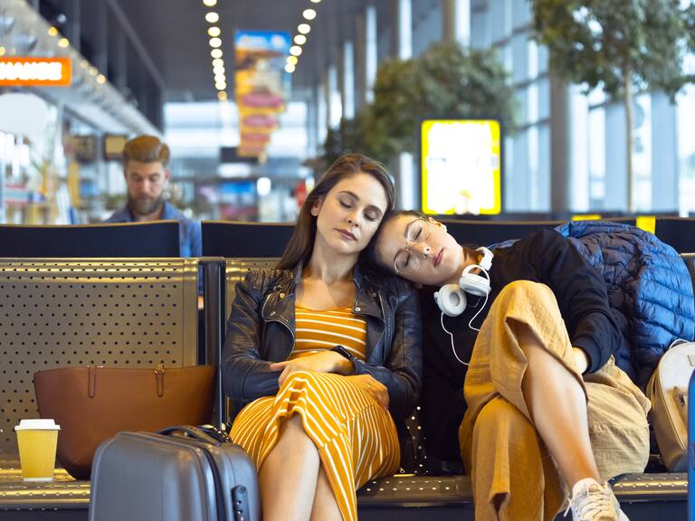 Qué es el jet lag al viajar y la mejor forma de evitarlo según los científicos