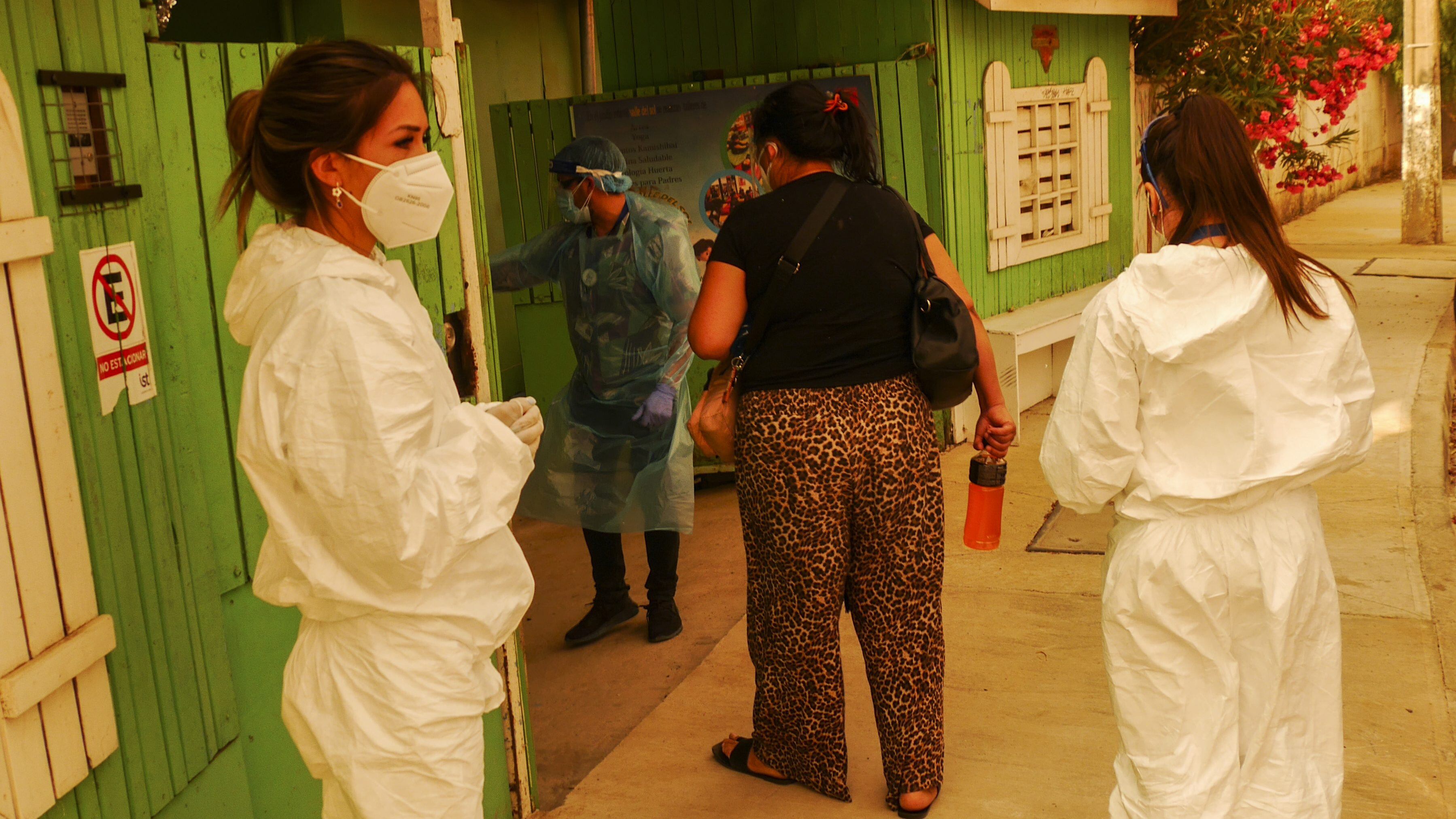 15 DE ENERO DE 2021 / QUILPUEPersonal sanitario a las afueras de albergue habilitado para pacientes o contactos estrechos Covid-19 positivo establecido en el Jardin Del Valle tras el incendio Forestal que afecta a la zona y que obligo a evacuar las zonas aledañas.
FOTO: SANTIAGO MORALES / AGENCIAUNO