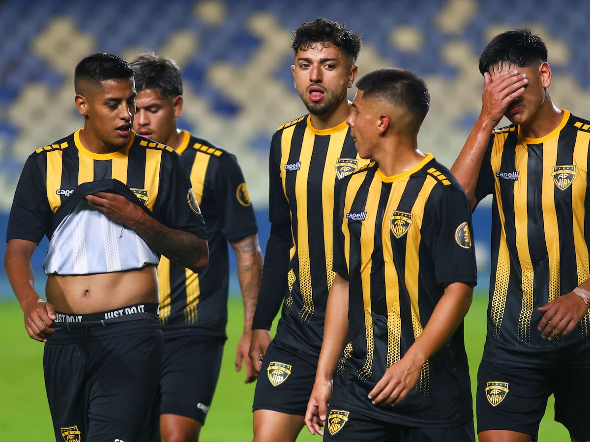 Sorpresivo despido remece a histórico club del fútbol chileno: “Me dejan atado de pies y manos”