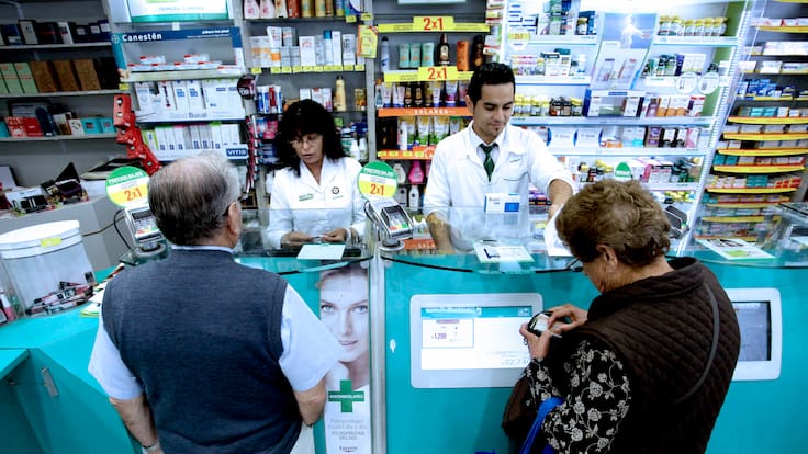 De 391 farmacias a comunas en el olvido: La radiografía que revela dónde es más difícil comprar remedios en la RM hoy
