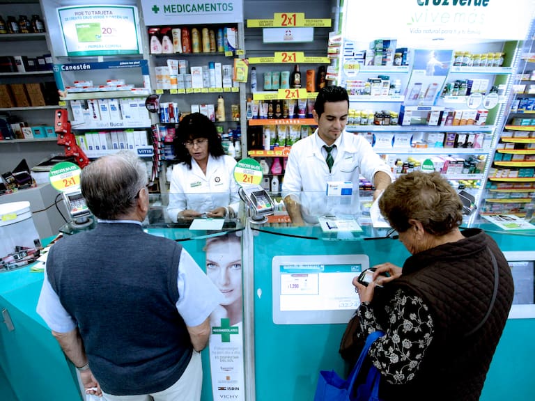 De 391 farmacias a comunas en el olvido: La radiografía que revela dónde es más difícil comprar remedios en la RM hoy