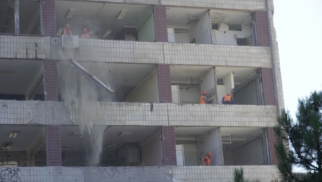 Trabajadores buscan reparar un edificio dañado por la guerra en Mariúpol