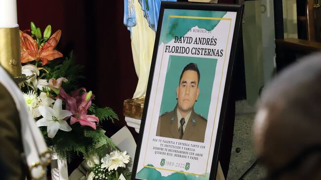 13 DE JUNIO DE 2022/QUILPUEEn la Parroquia de Quilpue se realizo la misa por el eterno descanso del Carabinero David Florido Cisternas, luego sus restos fueron trasladados al Cementerio Parque del Sendero en Quilpue.
FOTO: MANUEL LEMA OLGUIN/AGENCIAUNO