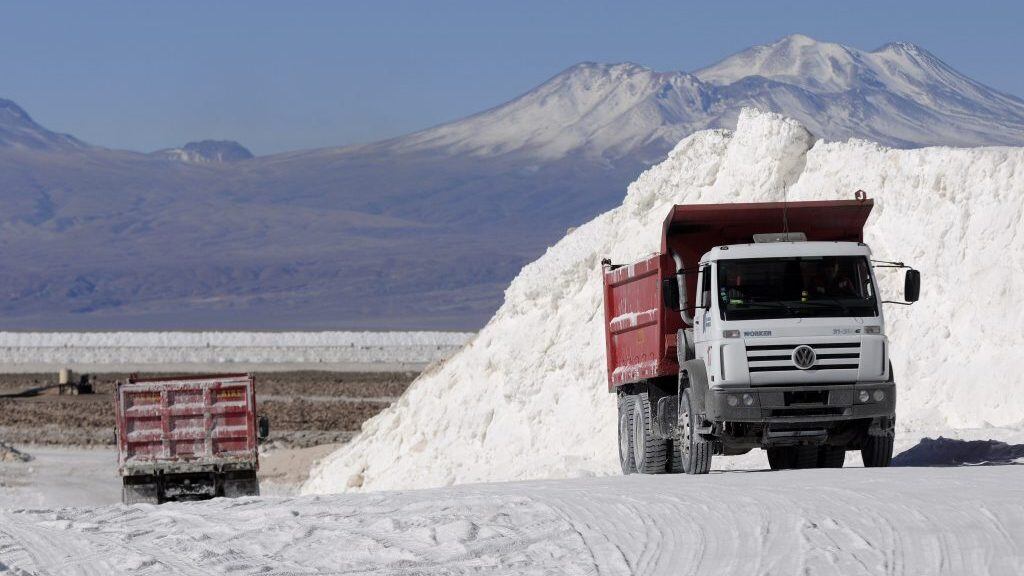 02 de Octubre de 2012/ATACAMALas plantas procesadoras de Soquimich (SQM) y la Sociedad Chilena del Litio (SCL), en Salar de Atacama, donde Chile tiene reservas entre 6,3 y 6,5 millones de toneladas de litio, de las cuales entre 5,6 y seis millones provienen de dicho salar, el cual tiene la concentración de litio en salmueras más altas del mundo.Además, el Salar de Atacama es el único yacimiento minero donde hay potasio en cantidades relevantes, por lo que el negocio de SQM se sustentaría principalmente por el potasio. Si bien SQM es el principal productor de litio en el mundo (31%), este negocio representó en 2009 un 8% de sus ventas, por lo cual tiene puestas sus inversiones en el potasio, donde el cloruro de potasio representó en 2009 un 20% de sus ventas. SCL, por su parte, tiene una capacidad instalada de 170.000 ton/año de cloruro de potasio como subproducto y por éste paga a Corfo un 3% de las ventas.
FOTO: ARIEL MARINKOVIC/AGENCIAUNO.