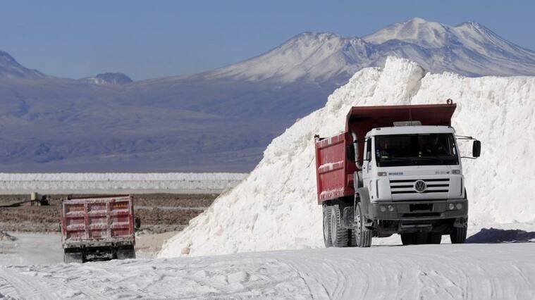 02 de Octubre de 2012/ATACAMALas plantas procesadoras de Soquimich (SQM) y la Sociedad Chilena del Litio (SCL), en Salar de Atacama, donde Chile tiene reservas entre 6,3 y 6,5 millones de toneladas de litio, de las cuales entre 5,6 y seis millones provienen de dicho salar, el cual tiene la concentración de litio en salmueras más altas del mundo.Además, el Salar de Atacama es el único yacimiento minero donde hay potasio en cantidades relevantes, por lo que el negocio de SQM se sustentaría principalmente por el potasio. Si bien SQM es el principal productor de litio en el mundo (31%), este negocio representó en 2009 un 8% de sus ventas, por lo cual tiene puestas sus inversiones en el potasio, donde el cloruro de potasio representó en 2009 un 20% de sus ventas. SCL, por su parte, tiene una capacidad instalada de 170.000 ton/año de cloruro de potasio como subproducto y por éste paga a Corfo un 3% de las ventas.
FOTO: ARIEL MARINKOVIC/AGENCIAUNO.