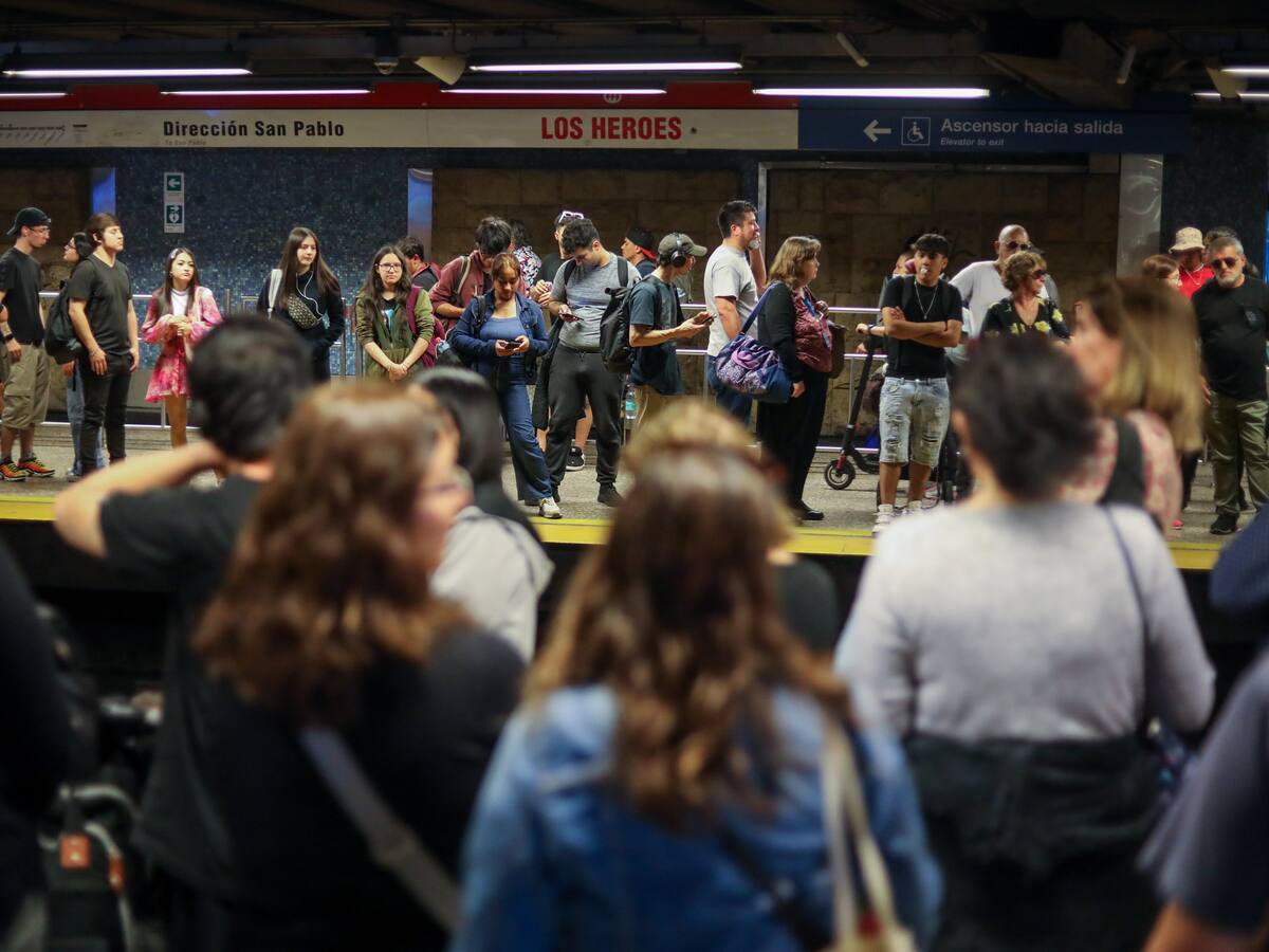 Llevas más de una hora afectada: falla en Linea 1 de Metro provoca retrasos y demoras