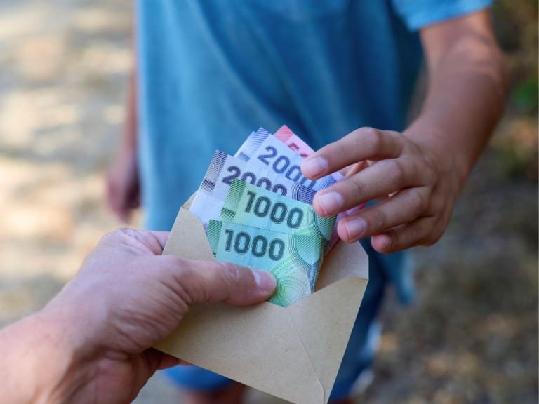 ¿Qué hacer y qué no hacer con mi primer sueldo? Estas son las claves para evitar endeudarse, según experta