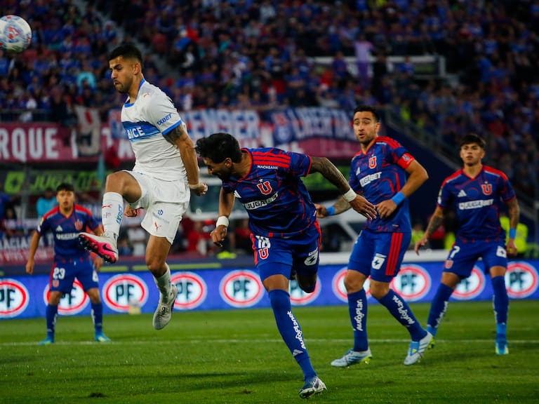25 DE ABRIL DE 2026, SANTIAGOJuan Martín Lucero cabecea el balón, durante el partido válido por la undécima fecha de la Liga de Primera, entre Universidad de Chile y Universidad Católica, disputado en el estadio Nacional
FOTO:HANS SCOTT/AGENCIA UNO