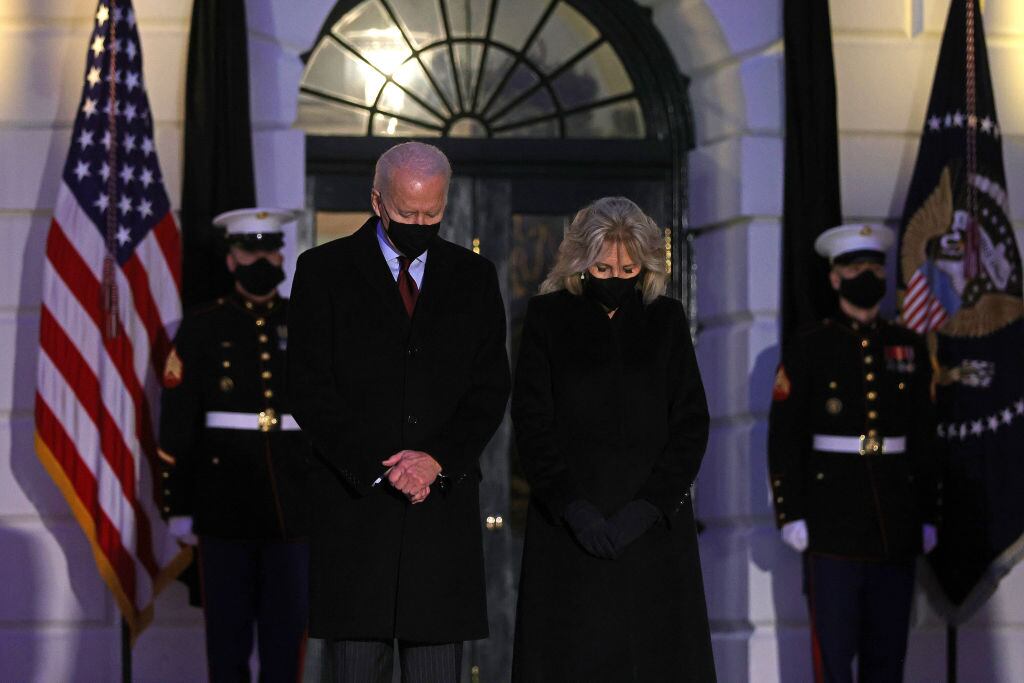 Joe y Jill Biden homenajean a las víctimas de la pandemia en EEUU