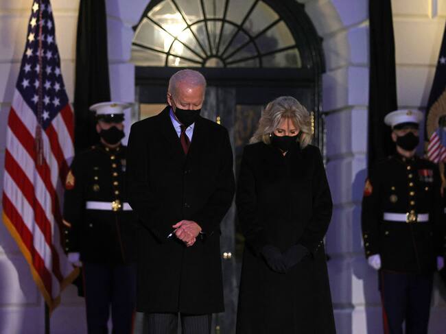 Joe y Jill Biden homenajean a las víctimas de la pandemia en EEUU