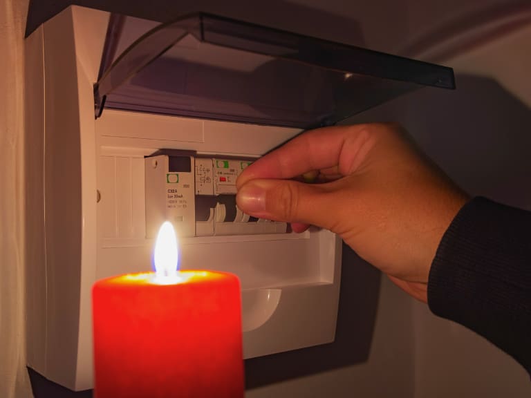 Corte de luz en Santiago este martes 7 de abril: Enel confirma interrupciones de hasta 7 horas en 6 comunas
