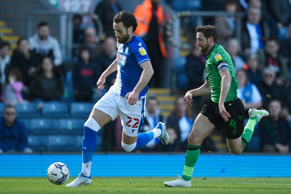 Ben Brereton lucha el balón con Joe Allen en la caída de Blackburn ante Stoke por la Championship (Richard Martin-Roberts – CameraSport vía Getty Images).