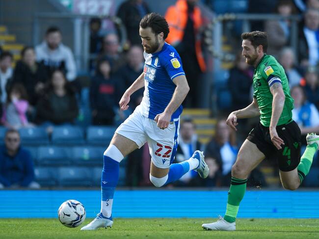 Ben Brereton lucha el balón con Joe Allen en la caída de Blackburn ante Stoke por la Championship (Richard Martin-Roberts – CameraSport vía Getty Images).