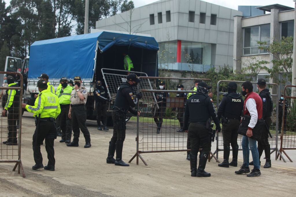 Policías fijan una zona de seguridad ante un motín en una cárcel de Cuenca