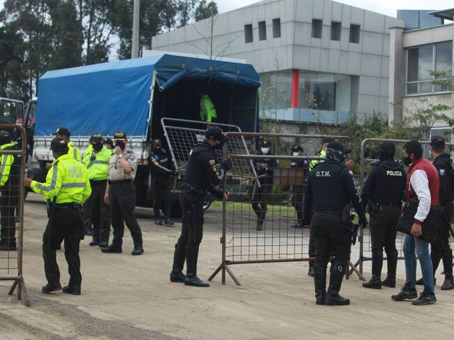Policías fijan una zona de seguridad ante un motín en una cárcel de Cuenca