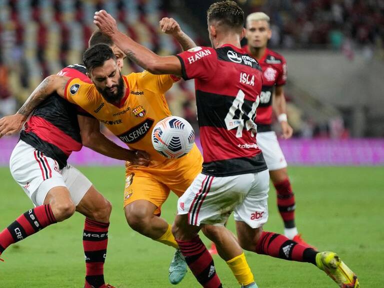 El Flamengo de Mauricio Isla quedó con un pie en la final de la Copa Libertadores tras imponerse en la ida sobre el Barcelona de Guayaquil