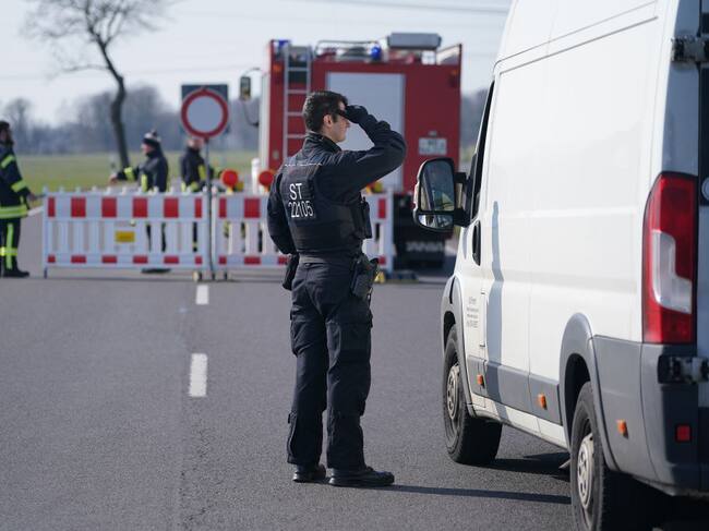 La policía alemana realiza un control en un perímetro de seguridad en la localidad de Jessen
