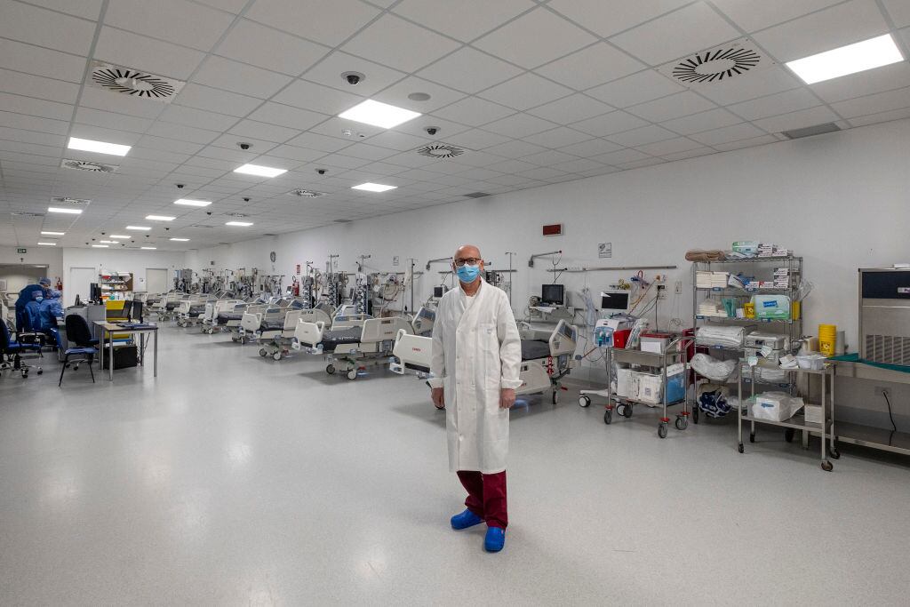 Un médico espera en una vacía sala de recuperaciones de un hospital de Padua