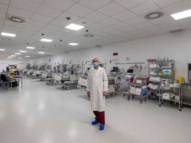Un médico espera en una vacía sala de recuperaciones de un hospital de Padua