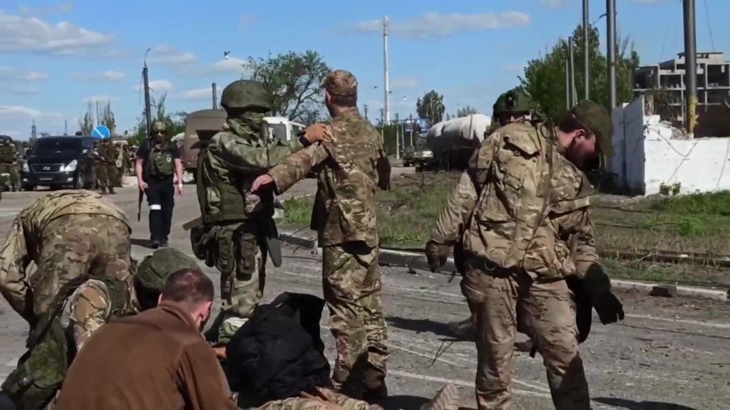 Soldados ucranianos se rinden ante el ejército de Rusia en planta de Azovstal
