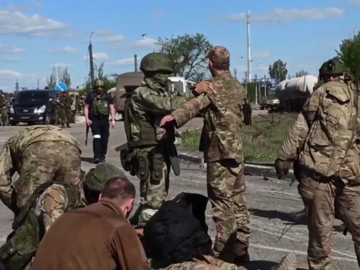 Grupo de militares ucranianos se rinden ante las fuerzas rusas en la fábrica de Azovstal